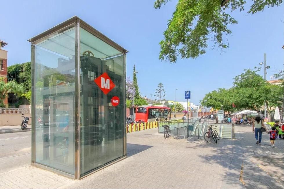 Ingresso della metro accanto al parcheggio