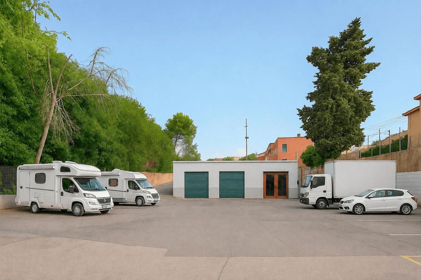 Il capannone dell’area, con le sue due porte da garage