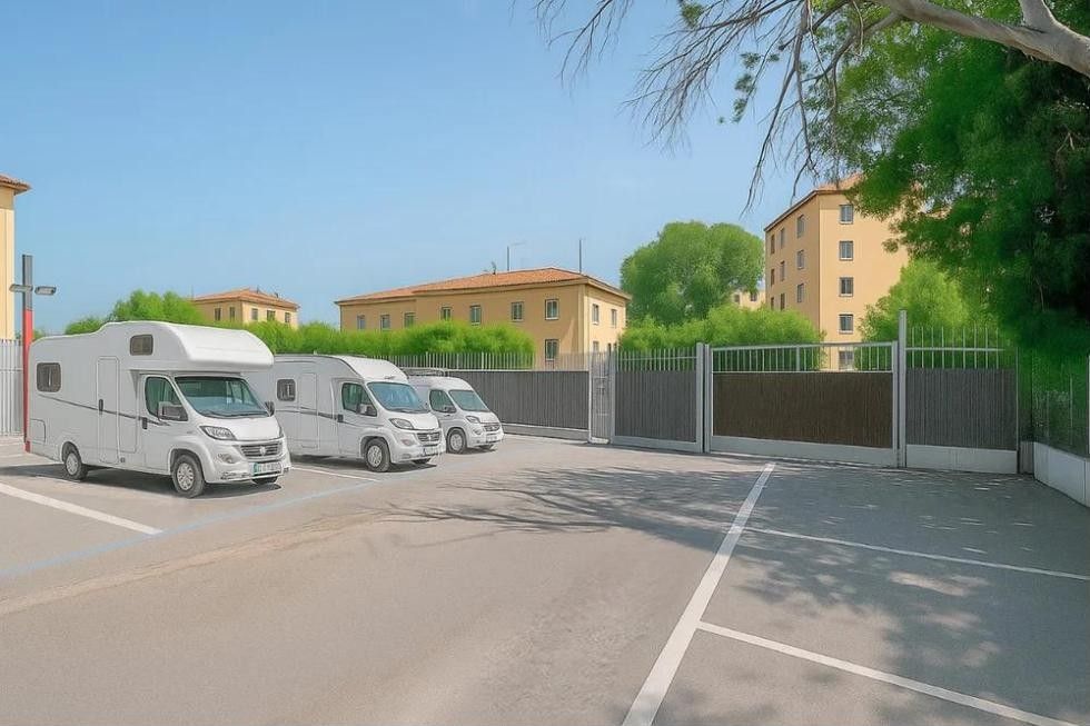 Veicoli nei loro posti lungo la recinzione del parcheggio