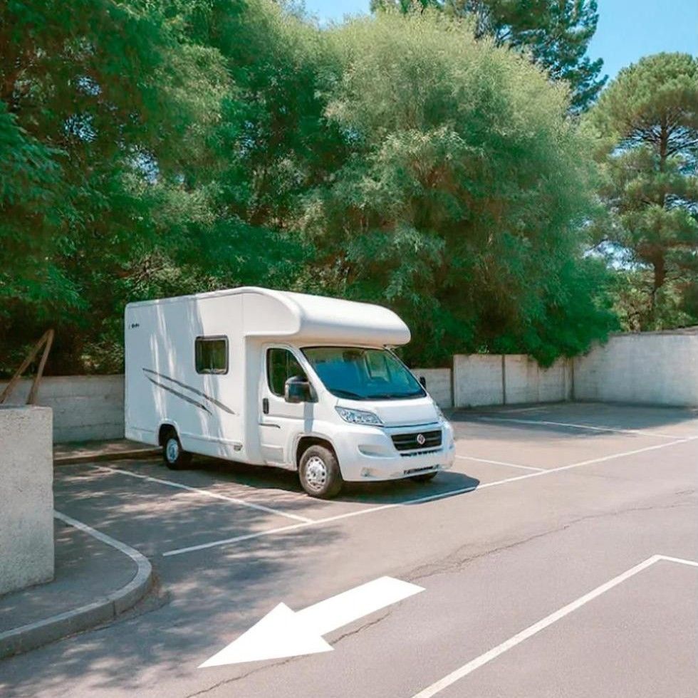 Veicolo parcheggiato all’ombra degli alberi dell’area